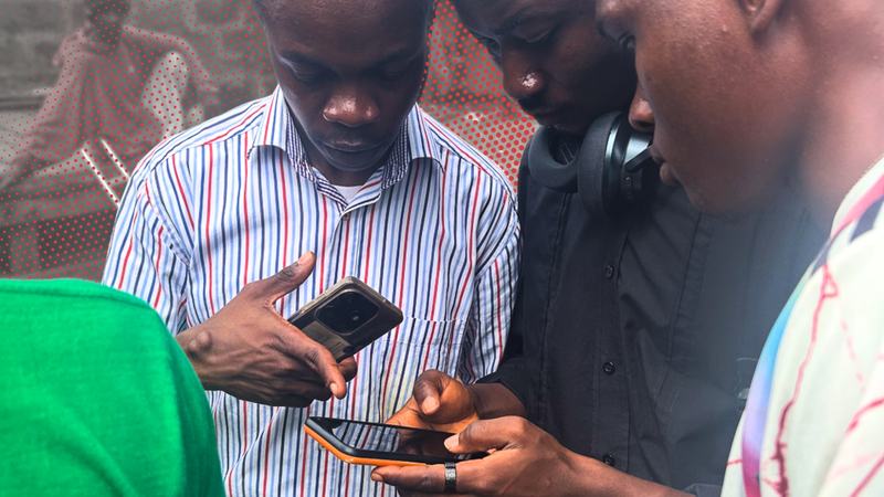 Community mapper Tommy Charles shows residents of an informal settlement how to use HOT tools for field mapping